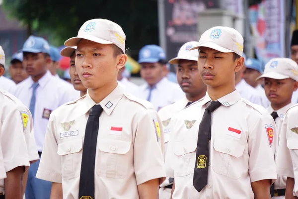 Indonezyjscy Licealiści Mundurach Maszerują Świętować Dzień Niepodległości Indonezji — Zdjęcie stockowe