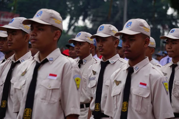 Siswa Sma Indonesia Berseragam Berbaris Untuk Merayakan Hari Kemerdekaan Indonesia — Stok Foto