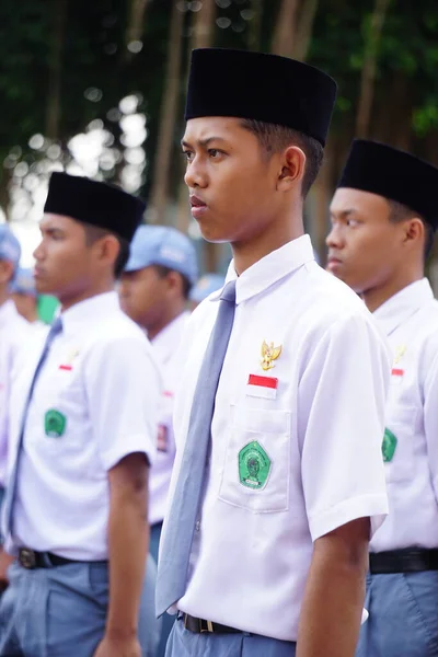 Indonesian Vanhempi Lukiolaisten Univormut Marssivat Juhlia Indonesian Itsenäisyyspäivä — kuvapankkivalokuva
