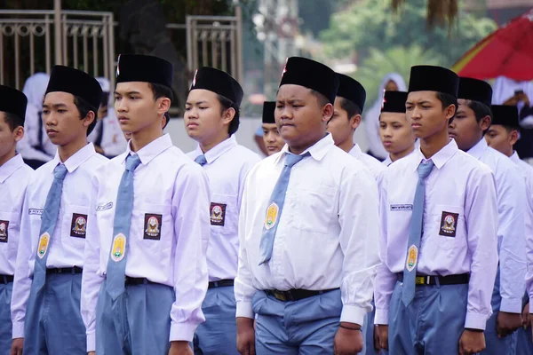 Indonesiska Gymnasieelever Med Uniformer Marscherar För Att Fira Indonesiens Självständighetsdag — Stockfoto