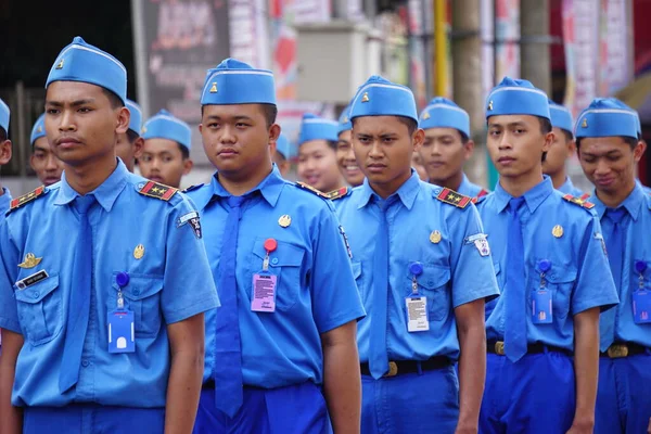 Indonezyjscy Licealiści Mundurach Maszerują Świętować Dzień Niepodległości Indonezji — Zdjęcie stockowe