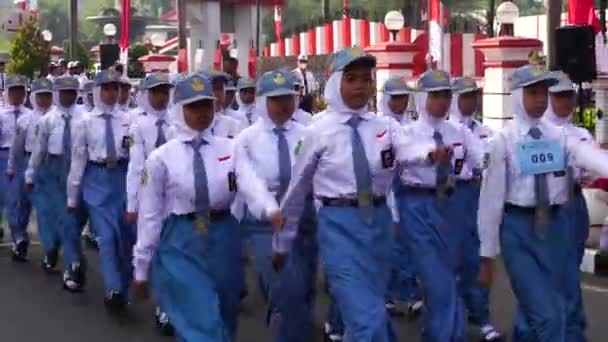 Indonesische Oberstufenschüler Uniformen Marschieren Zum Indonesischen Unabhängigkeitstag — Stockvideo