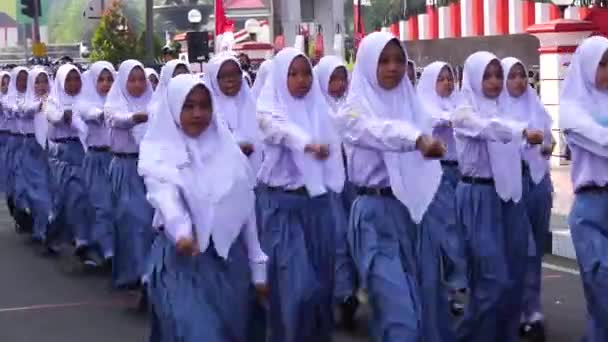 Indonéští Středoškolští Studenti Uniformách Pochodující Oslavu Indonéského Dne Nezávislosti — Stock video