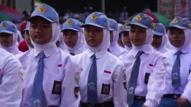 Endonezyalı lise öğrencileri Endonezya 'nın bağımsızlık gününü kutlamak için yürüyorlar.