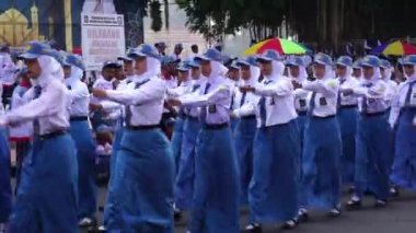 Endonezyalı lise öğrencileri Endonezya 'nın bağımsızlık gününü kutlamak için yürüyorlar.