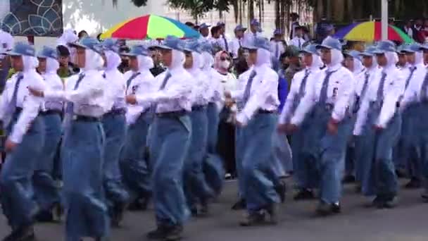 Indonesische Oberstufenschüler Uniformen Marschieren Zum Indonesischen Unabhängigkeitstag — Stockvideo