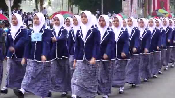 Indonesiske High School Elever Med Uniform Som Marsjerer Feire Indonesias – stockvideo
