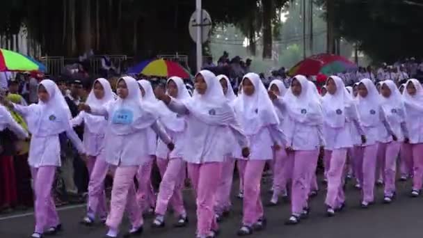 Estudantes Ensino Médio Indonésio Com Uniformes Marchando Para Comemorar Dia — Vídeo de Stock