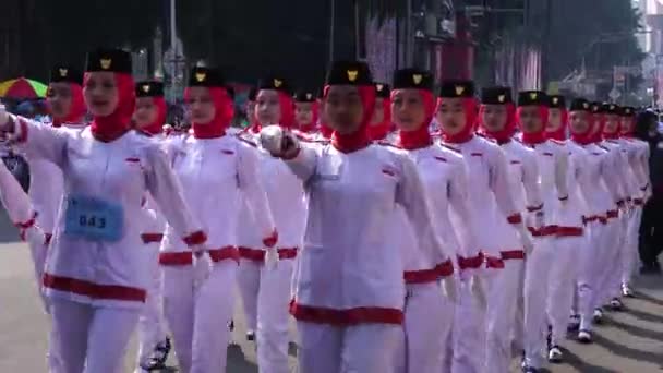 Estudiantes Indonesios Secundaria Con Uniformes Marchan Para Celebrar Día Independencia — Vídeos de Stock