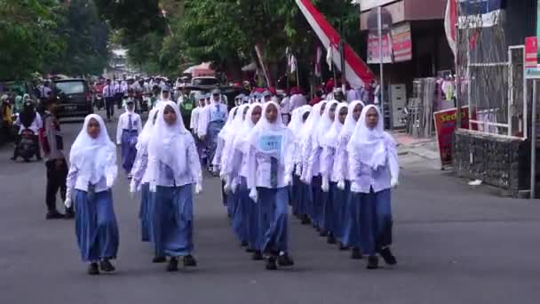 Siswa Sma Indonesia Berseragam Berbaris Untuk Merayakan Hari Kemerdekaan Indonesia — Stok Video