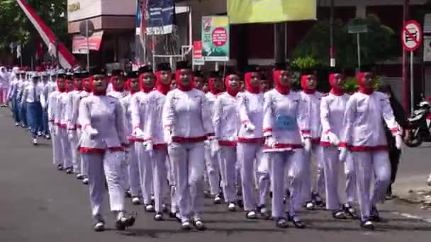 Індонезійські Старшокласники Шкільною Формою Марширують Честь Дня Незалежності Індонезії — стокове відео
