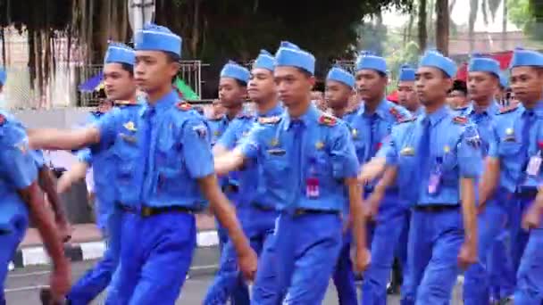 インドネシアの高校生が制服を着て行進し インドネシア独立記念日を祝う — ストック動画