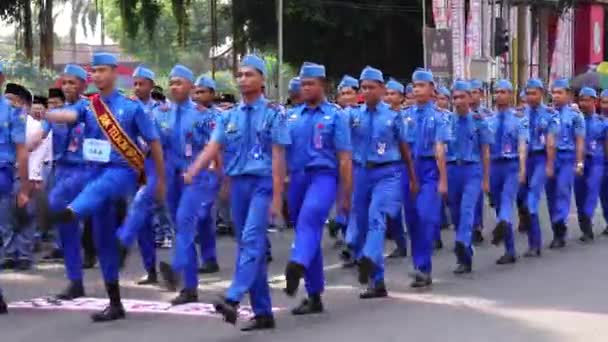 Indonesische Middelbare Scholieren Met Uniformen Marcheren Indonesische Onafhankelijkheidsdag Vieren — Stockvideo