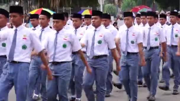 Estudiantes Indonesios Secundaria Con Uniformes Marchan Para Celebrar Día Independencia — Vídeo de stock