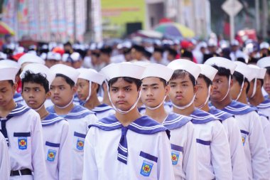 Endonezya 'nın bağımsızlık gününü kutlamak için yürüyüşe katılan Endonezyalı ortaokul öğrencileri (baris berbaris)