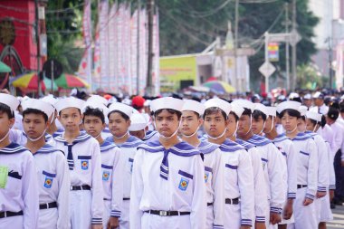 Endonezya 'nın bağımsızlık gününü kutlamak için yürüyüşe katılan Endonezyalı ortaokul öğrencileri (baris berbaris)