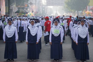 Endonezya 'nın bağımsızlık gününü kutlamak için yürüyüşe katılan Endonezyalı ortaokul öğrencileri (baris berbaris)
