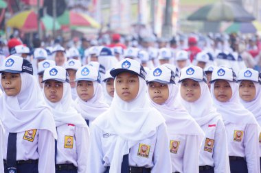 Endonezya 'nın bağımsızlık gününü kutlamak için yürüyüşe katılan Endonezyalı ortaokul öğrencileri (baris berbaris)