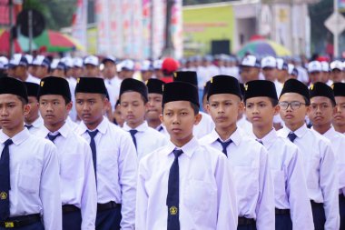 Endonezya 'nın bağımsızlık gününü kutlamak için yürüyüşe katılan Endonezyalı ortaokul öğrencileri (baris berbaris)