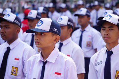 Endonezya 'nın bağımsızlık gününü kutlamak için yürüyüşe katılan Endonezyalı ortaokul öğrencileri (baris berbaris)