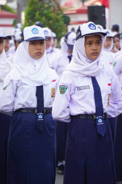 Endonezya 'nın bağımsızlık gününü kutlamak için yürüyüşe katılan Endonezyalı ortaokul öğrencileri (baris berbaris)