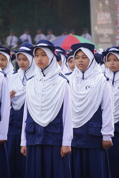 인도네시아의 중학교 학생들 기념일을 축하하기 행진에 참여하고 — 스톡 사진