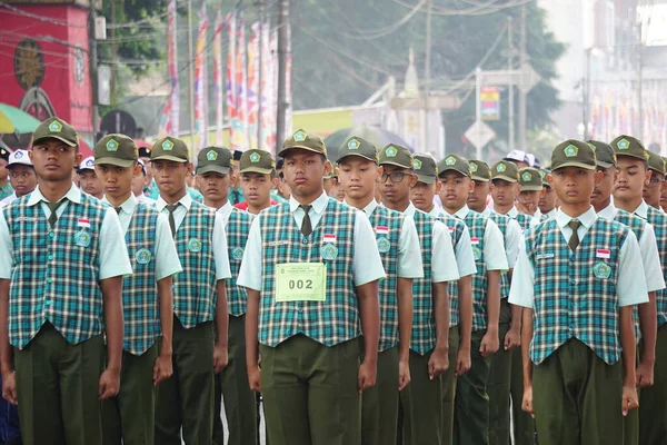 Indonesische Realschüler Beim Marsch Baris Berbaris Zum Indonesischen Unabhängigkeitstag — Stockfoto