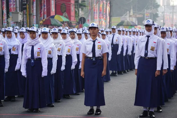 インドネシアの独立記念日を祝うために行進に参加するインドネシアの中学生 Baris Berbaris — ストック写真