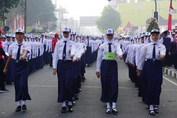 Индонезийские Школьники Участвуют Марше Baris Berbaris Честь Дня Независимости Индонезии — стоковое фото