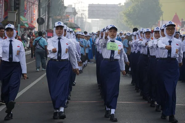 Indonezyjscy Gimnazjaliści Uczestniczący Marszu Baris Berbaris Okazji Dnia Niepodległości Indonezji — Zdjęcie stockowe