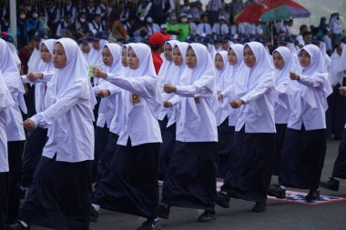 Endonezya 'nın bağımsızlık gününü kutlamak için yürüyüşe katılan Endonezyalı ortaokul öğrencileri (baris berbaris)