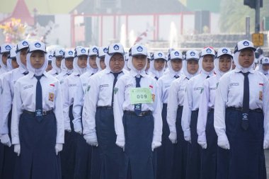 Endonezya 'nın bağımsızlık gününü kutlamak için yürüyüşe katılan Endonezyalı ortaokul öğrencileri (baris berbaris)