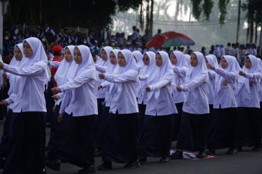 Endonezya 'nın bağımsızlık gününü kutlamak için yürüyüşe katılan Endonezyalı ortaokul öğrencileri (baris berbaris)