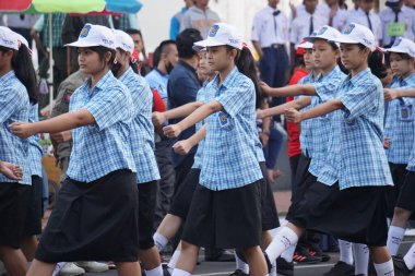 Endonezya 'nın bağımsızlık gününü kutlamak için yürüyüşe katılan Endonezyalı ortaokul öğrencileri (baris berbaris)