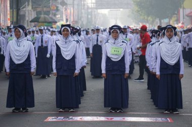 Endonezya 'nın bağımsızlık gününü kutlamak için yürüyüşe katılan Endonezyalı ortaokul öğrencileri (baris berbaris)