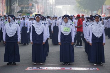 Endonezya 'nın bağımsızlık gününü kutlamak için yürüyüşe katılan Endonezyalı ortaokul öğrencileri (baris berbaris)