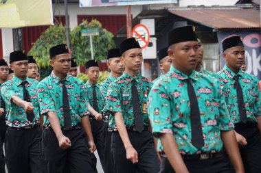 Endonezya 'nın bağımsızlık gününü kutlamak için yürüyüşe katılan Endonezyalı ortaokul öğrencileri (baris berbaris)