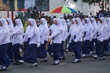 Endonezya 'nın bağımsızlık gününü kutlamak için yürüyüşe katılan Endonezyalı ortaokul öğrencileri (baris berbaris)