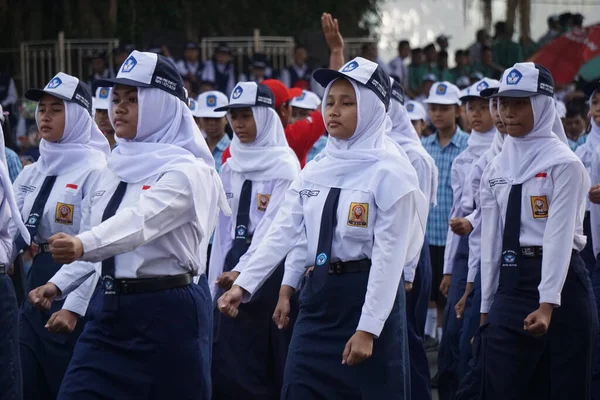 インドネシアの独立記念日を祝うために行進に参加するインドネシアの中学生 Baris Berbaris — ストック写真