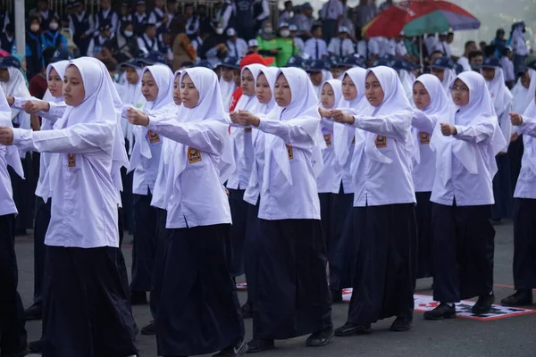 Estudiantes Indonesios Secundaria Que Participan Marchas Baris Berbaris Para Celebrar — Foto de Stock
