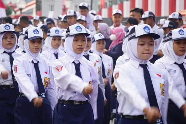Endonezya Nın Bağımsızlık Gününü Kutlamak Için Yürüyüşe Katılan Endonezyalı Ortaokul — Stok fotoğraf
