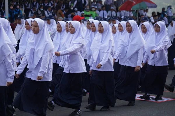 印度尼西亚初中学生参加游行 Baris Berbaris 庆祝印度尼西亚独立日 — 图库照片