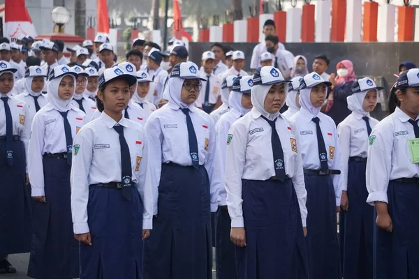 印度尼西亚初中学生参加游行 Baris Berbaris 庆祝印度尼西亚独立日 — 图库照片