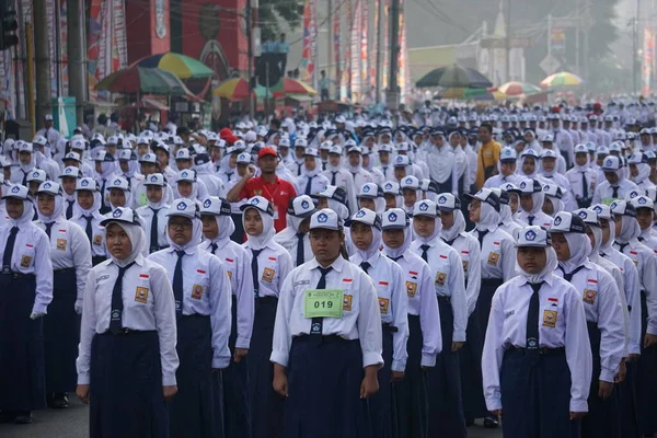 Endonezya Nın Bağımsızlık Gününü Kutlamak Için Yürüyüşe Katılan Endonezyalı Ortaokul — Stok fotoğraf