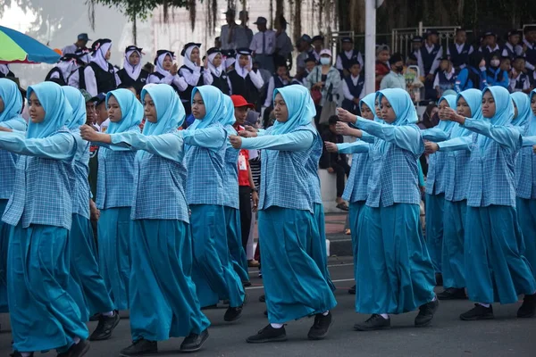 stock image Indonesian junior high school students participating in marching (baris berbaris) to celebrate Indonesian independence day