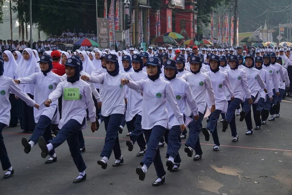 Indonesische Middelbare Scholieren Die Deelnemen Aan Marcheren Baris Berbaris Indonesische — Stockfoto