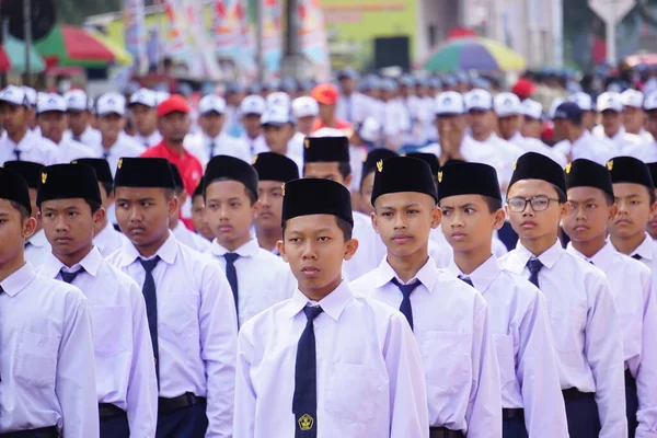 Estudiantes Indonesios Secundaria Que Participan Marchas Baris Berbaris Para Celebrar —  Fotos de Stock