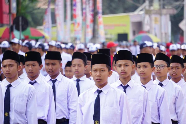 Indonesische Realschüler Beim Marsch Baris Berbaris Zum Indonesischen Unabhängigkeitstag — Stockfoto