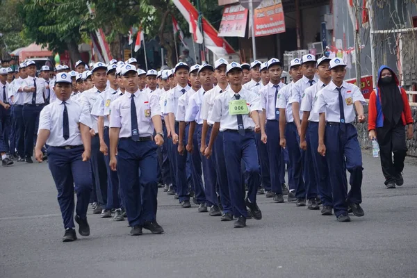 Indonéz Középiskolás Diákok Részt Vesznek Felvonuláson Baris Berbaris Hogy Megünnepeljék — Stock Fotó