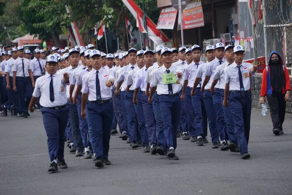 Estudiantes Indonesios Secundaria Que Participan Marchas Baris Berbaris Para Celebrar —  Fotos de Stock